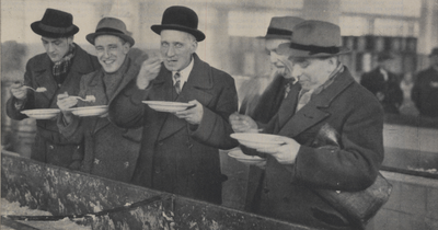 300252 Afbeelding van enkele Utrechtse journalisten die een maaltijd proeven, staand naast de kookketels, in het nieuwe ...